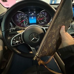 Authentic Louis Vuitton pochette monogram purse